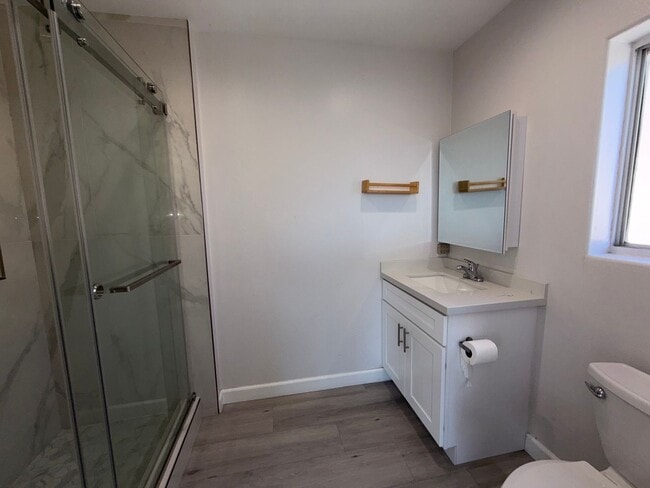 Building Photo - Newly Renovated 3 Bed / 2.5 Bath Apartment...