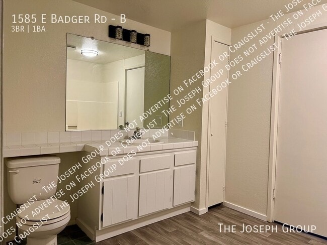 Building Photo - 1585 E Badger Rd