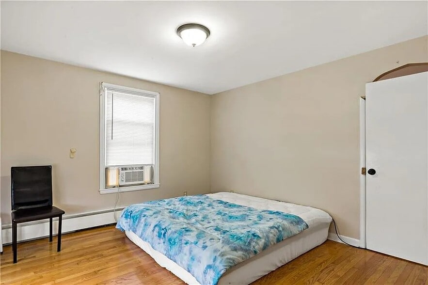 Living Room - 102 Francis Ave