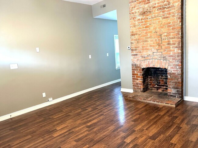 Building Photo - Renovated Germantown House in Great Location