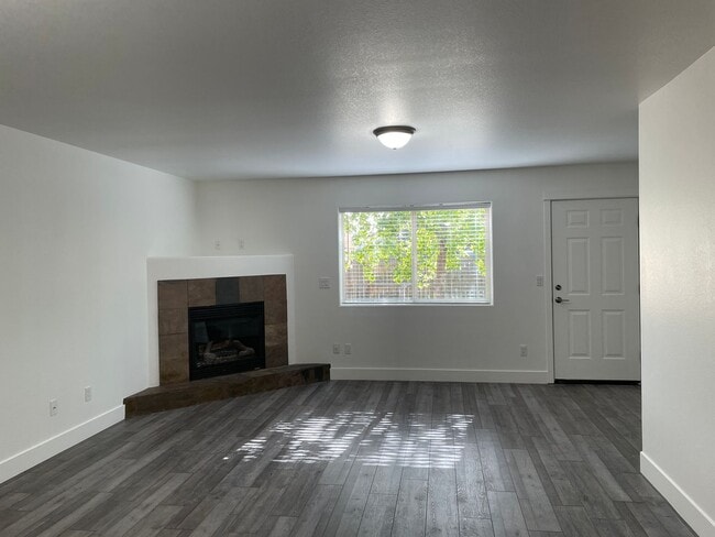 Building Photo - Beautifully Updated 2 Bed / 2.5 Bath Duplex in SW Redmond – Move-In Ready!