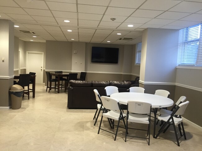 Building Photo - 2000 Linwood Ave