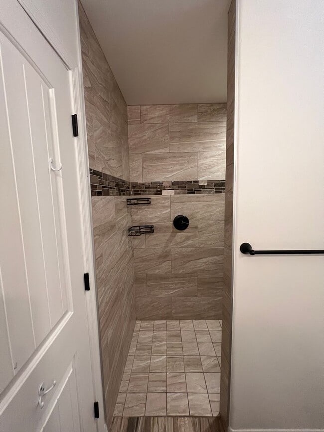 Building Photo - 4 BEDROOM POOL & SOLAR HOME