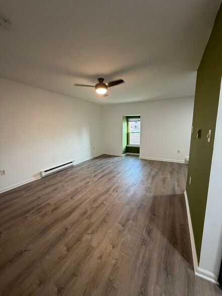 Building Photo - 444 Bridge St