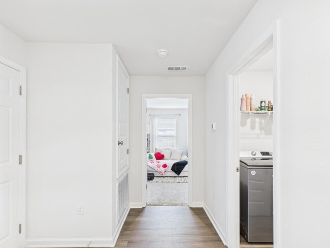 Building Photo - 8775 Clearbrook Dr