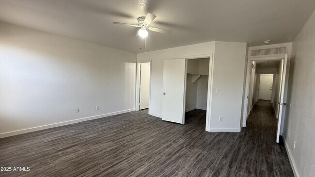 Building Photo - 679 W Jardin Dr