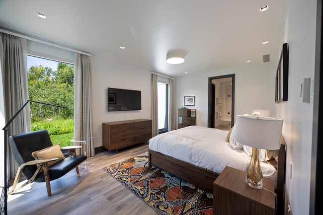 Building Photo - 1411 Crystal Lake Rd