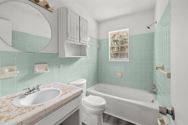 Building Photo - Charming Center Point Home