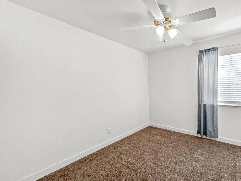 Building Photo - 1041 Shenencock Way