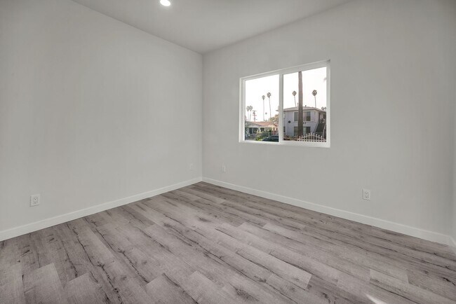 Building Photo - 5842-5840 Denver Ave