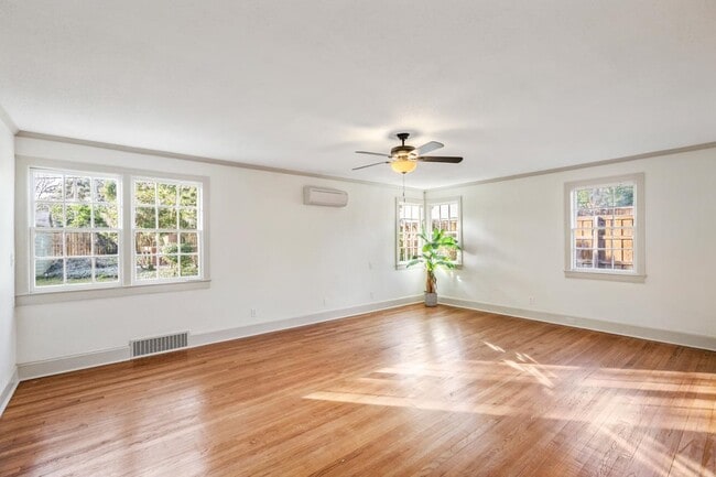 Building Photo - 2014 Golf Terrace Dr