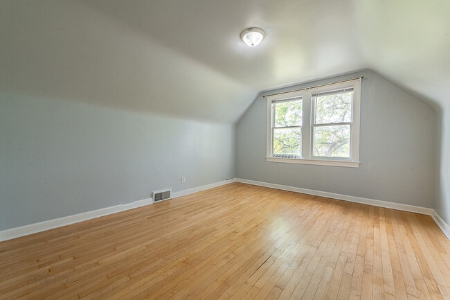 Building Photo - 29 W 33rd Pl