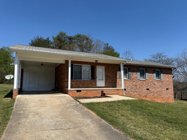 Building Photo - Charming 3BR Home in Peaceful Morganton Setting – Move-In Ready!