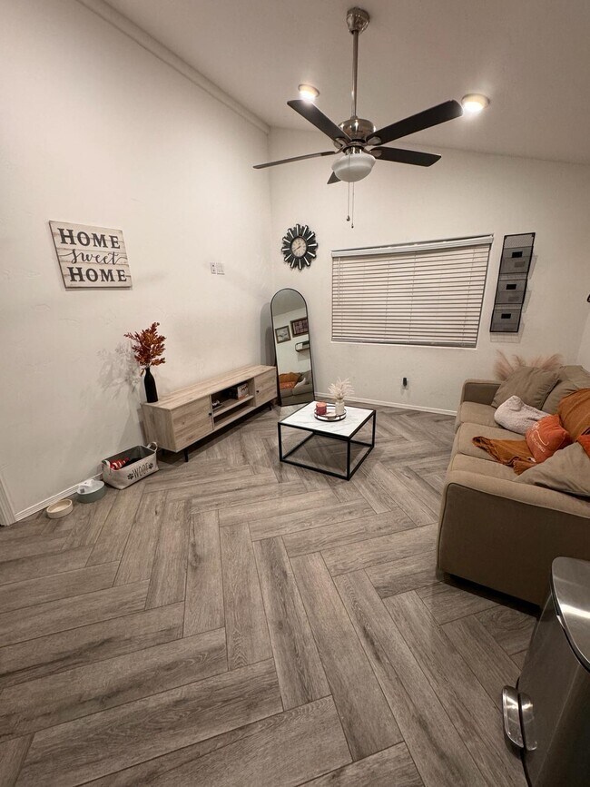 Building Photo - 732 Gold Beach Dr