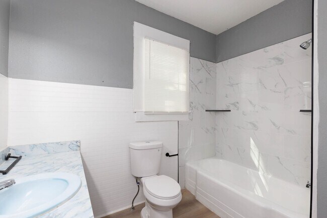 Building Photo - 3 Bedroom, 2 Bath in North Pratt