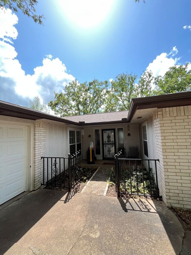Building Photo - Superb 3 bedroom 2.5 bath home in Springda...