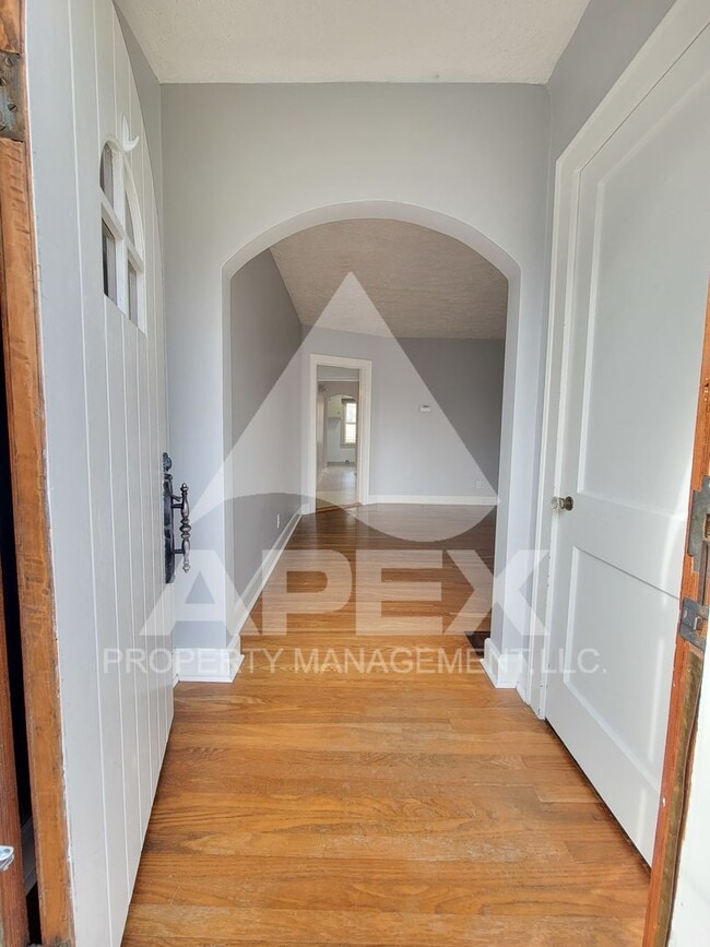 Building Photo - Craftsman Style 2 Bd 1- Ba Single Family H...