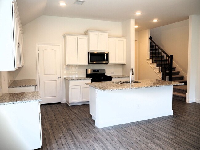 Building Photo - 2201 Yellowhammer Rd