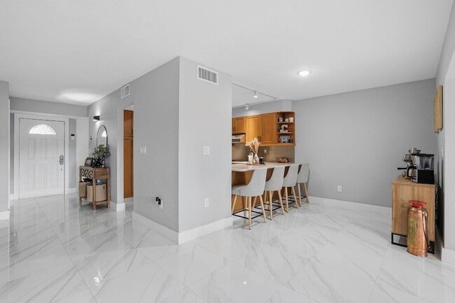 Building Photo - 7136 SW 105th Ct