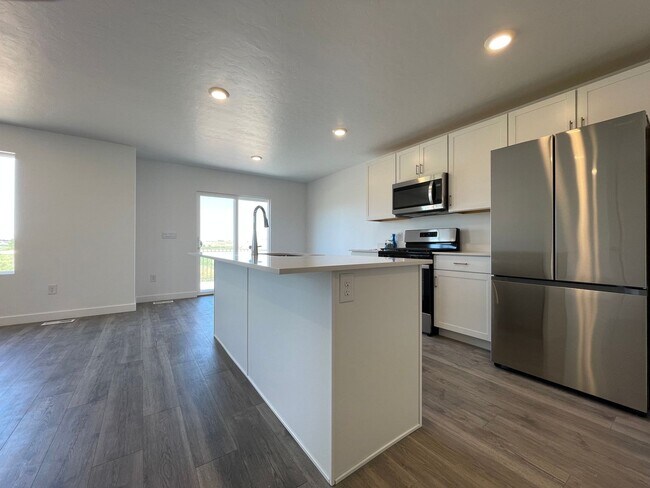 Building Photo - 3-Bedroom Townhome in Santaquin!