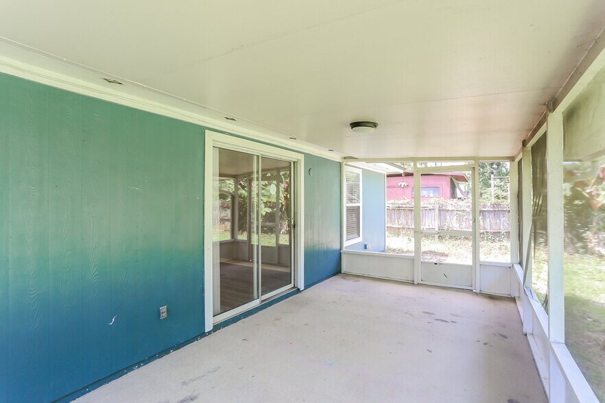 Building Photo - 2231 Luana Dr E