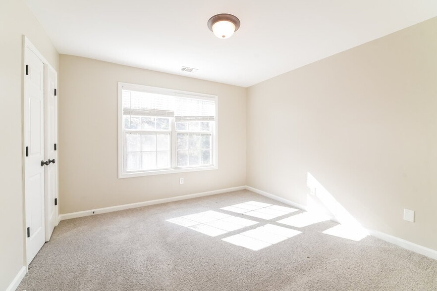 Building Photo - 5432 The Vyne Ave