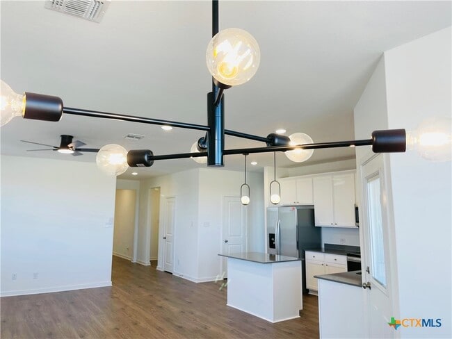 Building Photo - 914 Childress Dr