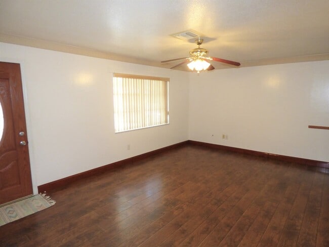Building Photo - Port Charlotte 2-bedroom 1-bathroom home, convenient to shopping and schools
