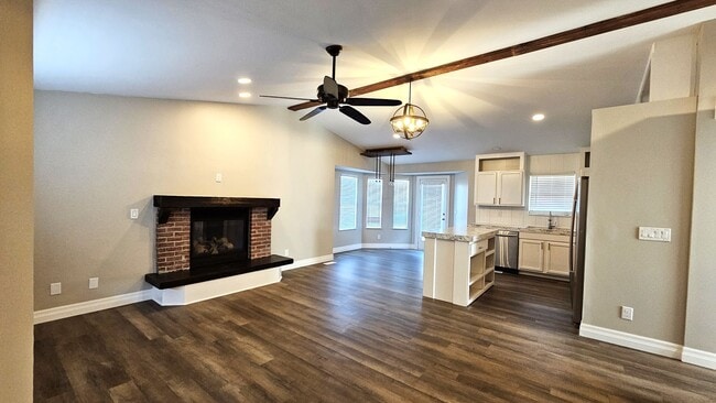 Building Photo - Beautiful Three Bedroom, Three Bathroom