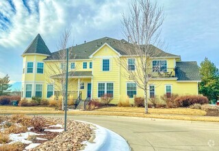 Building Photo - Mountain Views