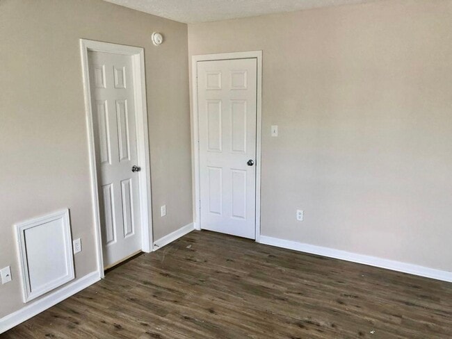 Building Photo - King George 3 Bedroom Townhouse