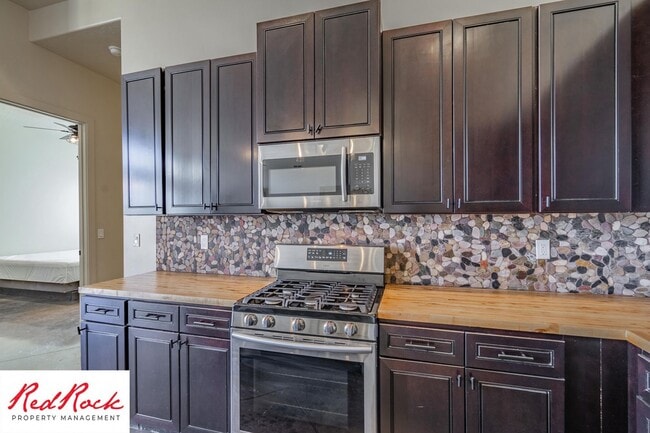 Building Photo - 4 Bedroom Luxury Home Near Sand Hollow