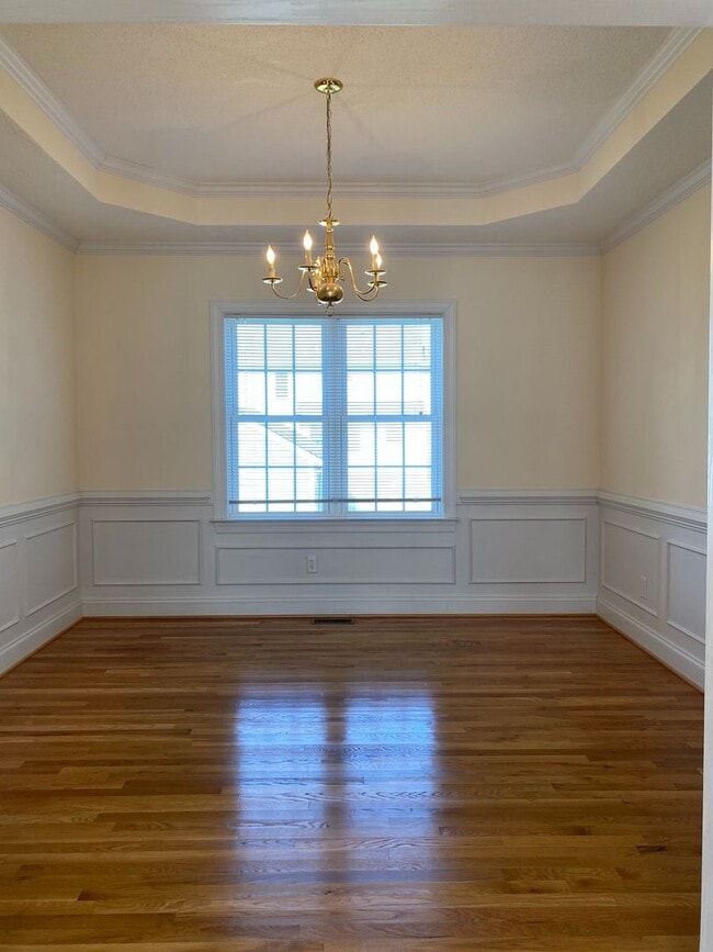 Building Photo - Stunning 4bdrm/2.5bth Home w/Loft Located ...