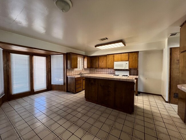 Building Photo - Beautiful 4 Bedroom 2 Bathroom Home