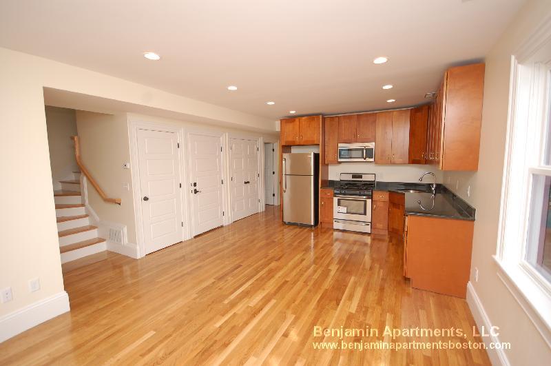 Primary Photo - 84 Linden St