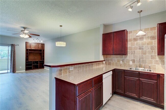 Building Photo - 808 W 29th St