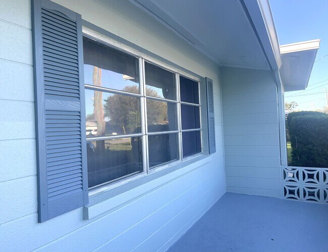 Building Photo - 280 E Seminole Dr