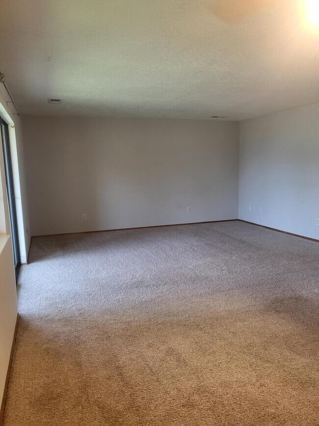 Building Photo - 831 Country Club Dr SE