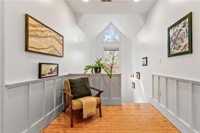 Building Photo - 565 Harold Ave NE