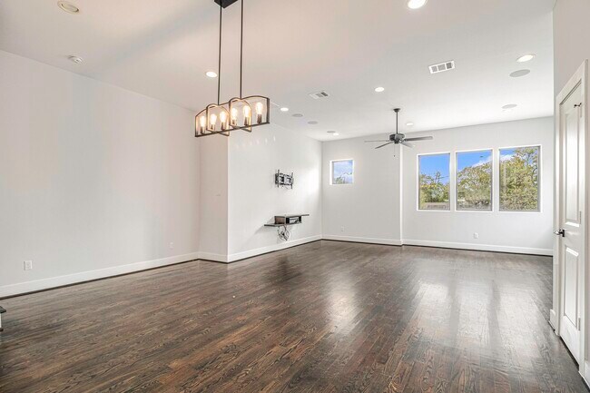Building Photo - 503 E 34th St