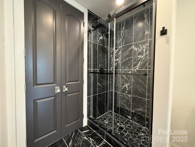 Building Photo - 4625 Piedmont Row Dr