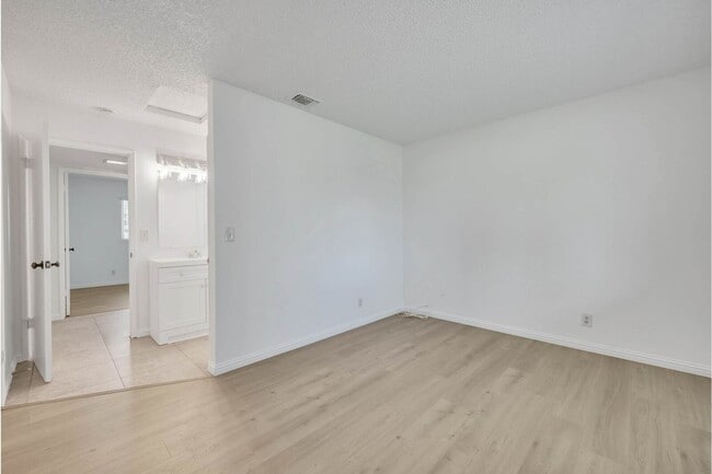 Building Photo - 15 Sunborg Ct