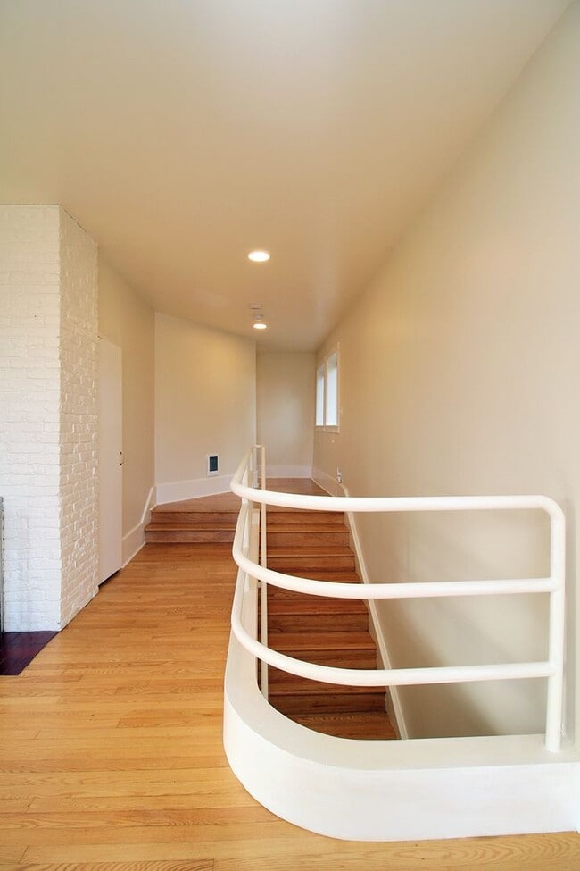 Building Photo - 2400 SW Hoffman Ave