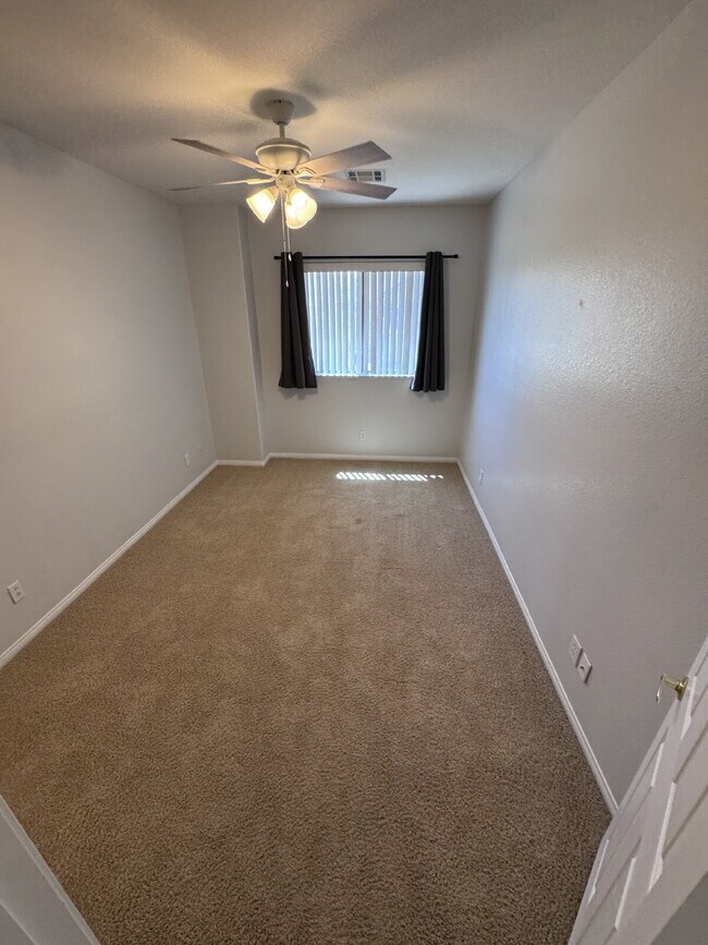 Building Photo - Centennial Hills 4-bedrooms with 2.5 bath