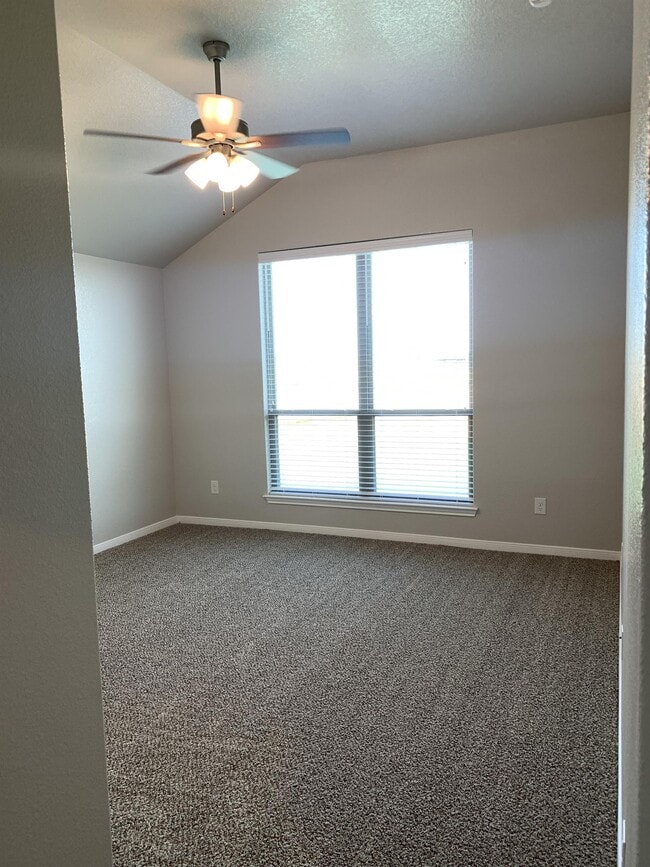 Building Photo - 1329 Aurora Grv Bnd