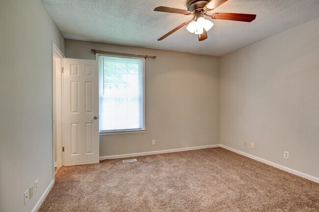 Building Photo - Charming Home With Spacious Living Room and Eat In Kitchen