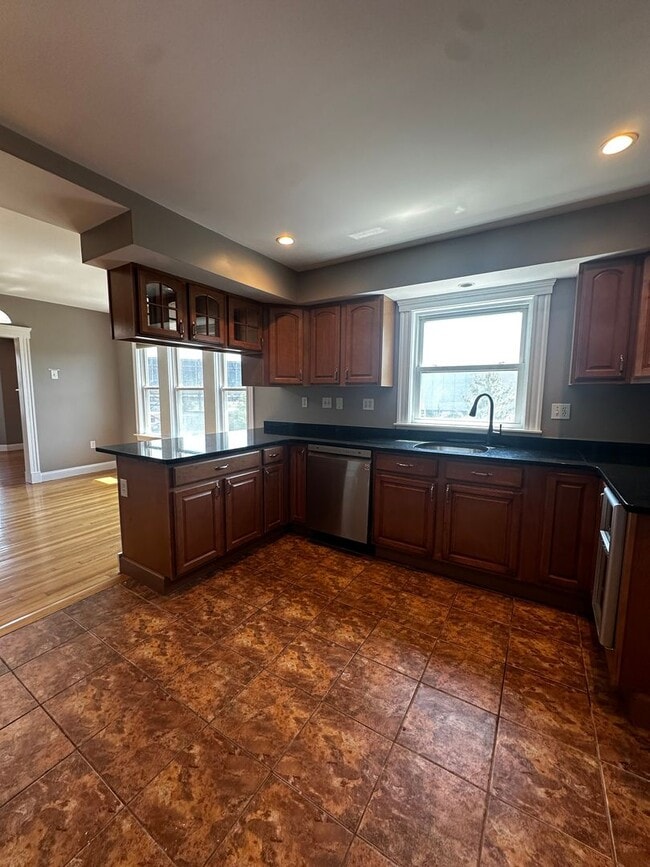 Building Photo - Spacious 3 Bed 2 Bath Apartment With Garag...
