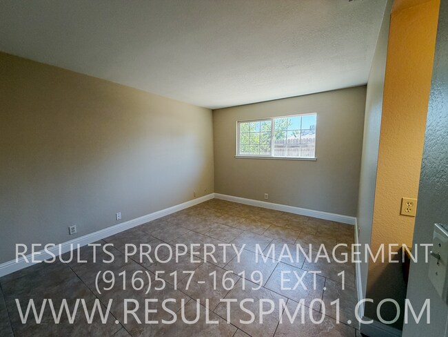 Building Photo - 5568 Hillsdale Blvd
