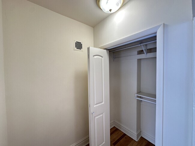 Building Photo - 4311 N Francisco Ave