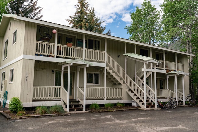 Building Photo - 121 Pinewood Ln